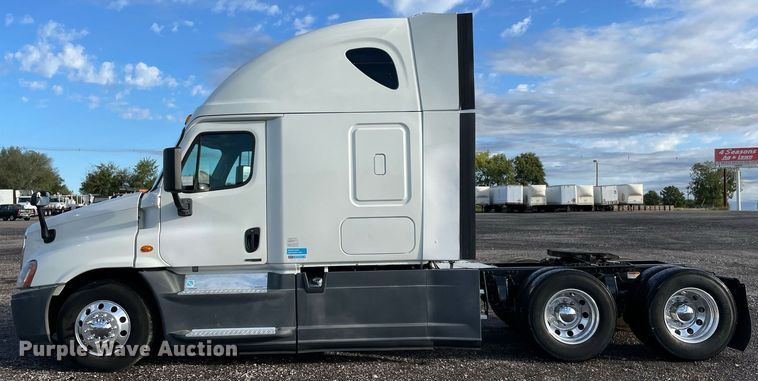 image for item LV9098 2015 Freightliner Cascadia Evolution  semi truck