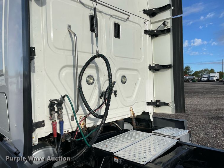 image for item LV9098 2015 Freightliner Cascadia Evolution  semi truck