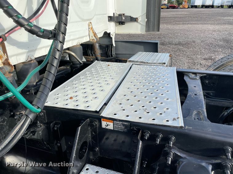 image for item LV9098 2015 Freightliner Cascadia Evolution  semi truck