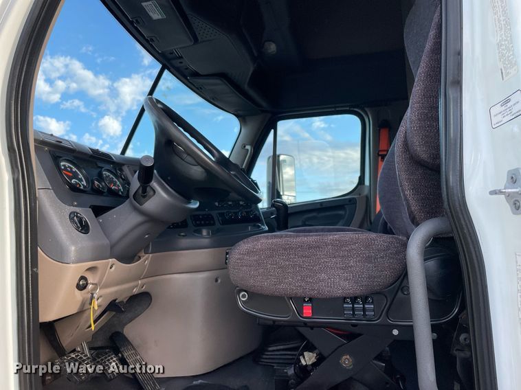 image for item LV9098 2015 Freightliner Cascadia Evolution  semi truck