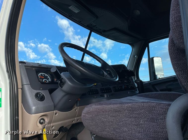 image for item LV9098 2015 Freightliner Cascadia Evolution  semi truck