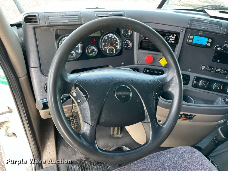 image for item LV9098 2015 Freightliner Cascadia Evolution  semi truck