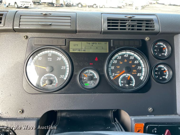 image for item LV9098 2015 Freightliner Cascadia Evolution  semi truck