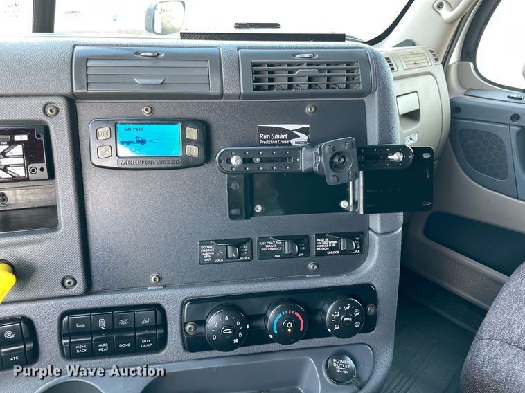 image for item LV9098 2015 Freightliner Cascadia Evolution  semi truck