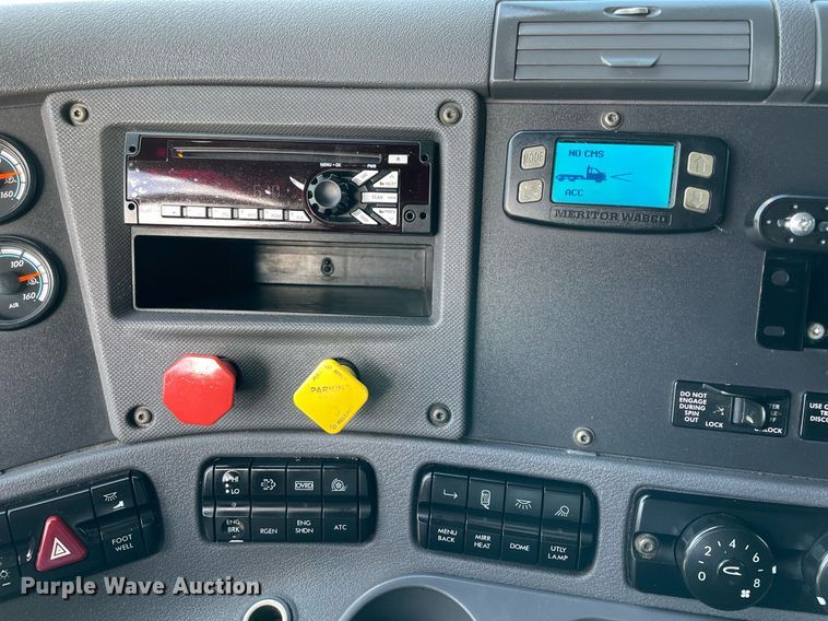 image for item LV9098 2015 Freightliner Cascadia Evolution  semi truck