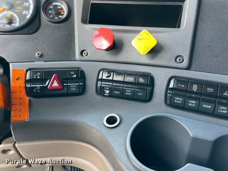 image for item LV9098 2015 Freightliner Cascadia Evolution  semi truck