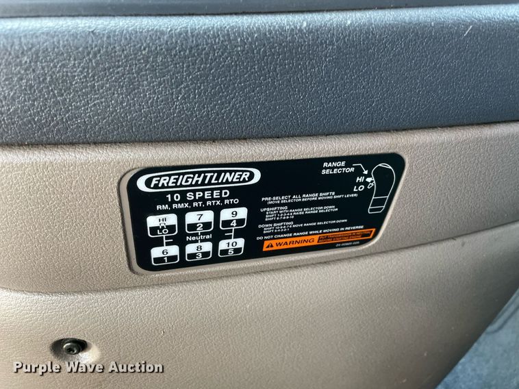 image for item LV9098 2015 Freightliner Cascadia Evolution  semi truck