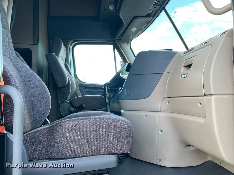 image for item LV9098 2015 Freightliner Cascadia Evolution  semi truck