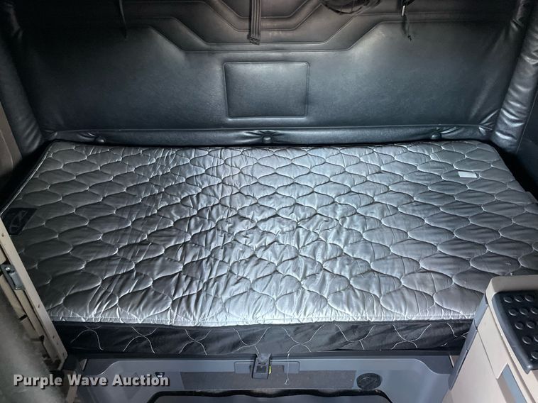 image for item LV9098 2015 Freightliner Cascadia Evolution  semi truck