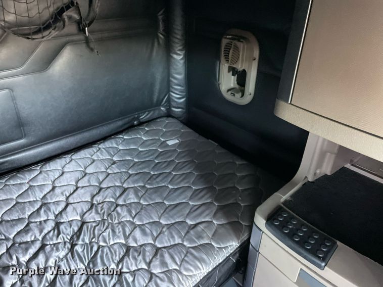 image for item LV9098 2015 Freightliner Cascadia Evolution  semi truck