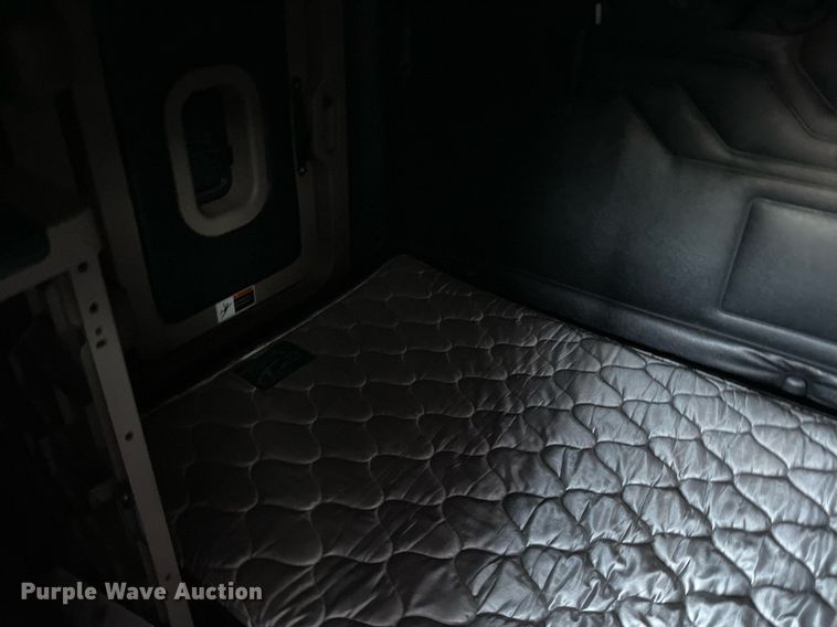 image for item LV9098 2015 Freightliner Cascadia Evolution  semi truck