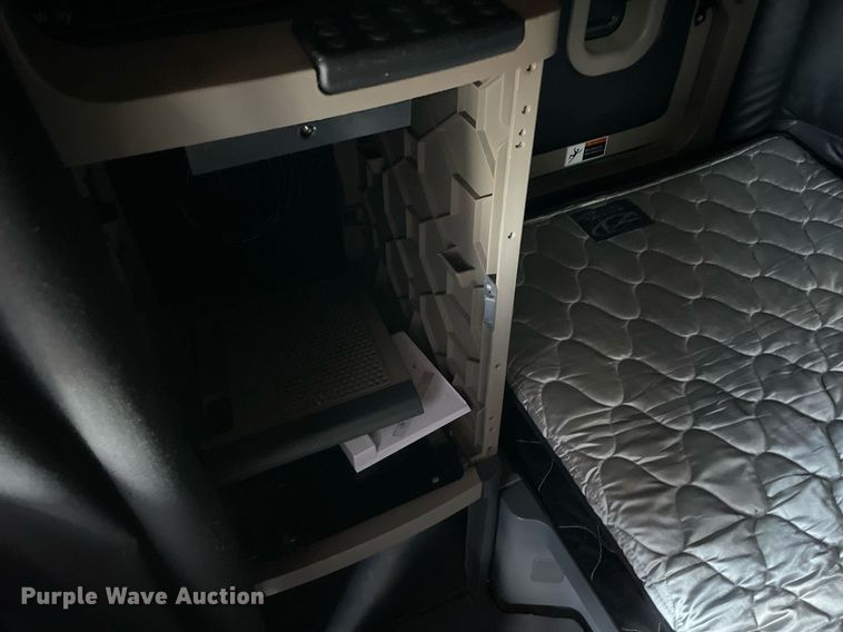 image for item LV9098 2015 Freightliner Cascadia Evolution  semi truck