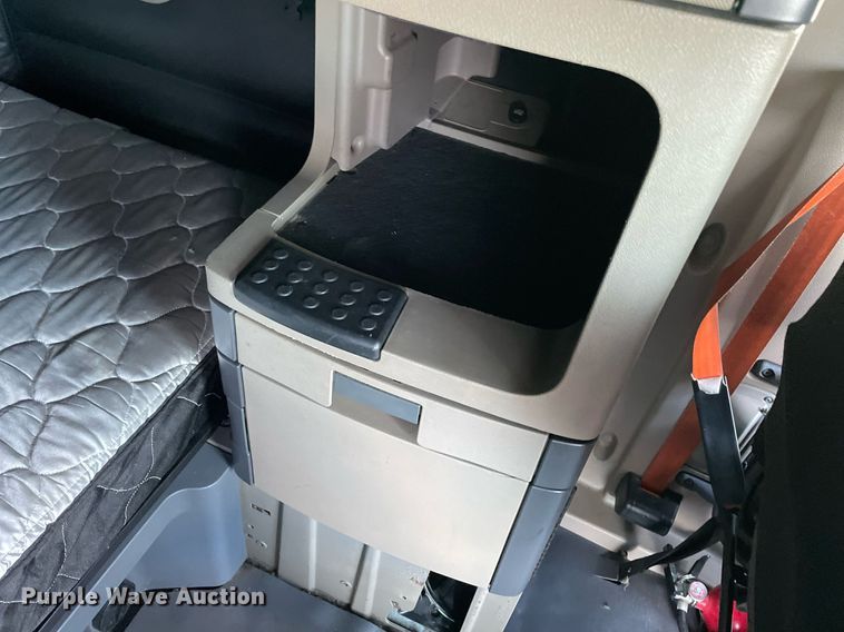 image for item LV9098 2015 Freightliner Cascadia Evolution  semi truck