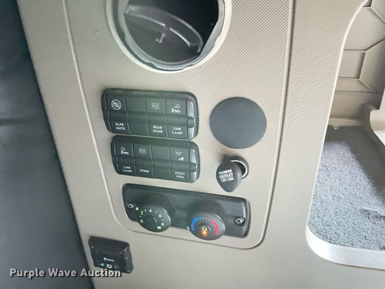 image for item LV9098 2015 Freightliner Cascadia Evolution  semi truck