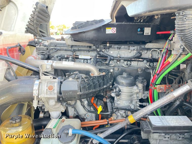 image for item LV9098 2015 Freightliner Cascadia Evolution  semi truck