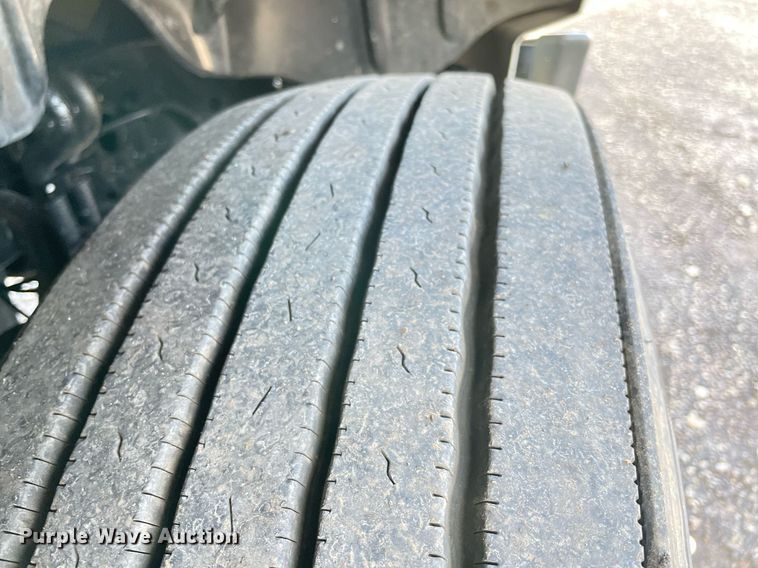 image for item LV9098 2015 Freightliner Cascadia Evolution  semi truck