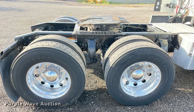 image for item LV9098 2015 Freightliner Cascadia Evolution  semi truck