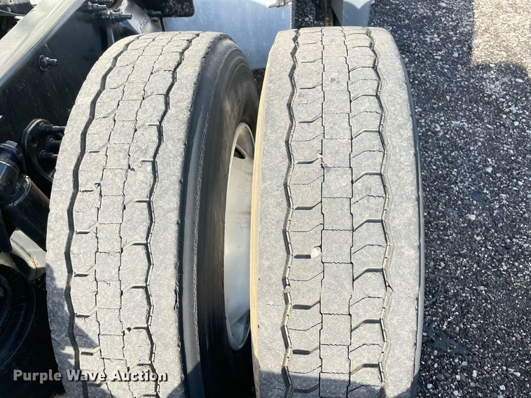 image for item LV9098 2015 Freightliner Cascadia Evolution  semi truck