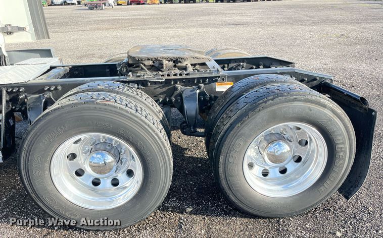 image for item LV9098 2015 Freightliner Cascadia Evolution  semi truck