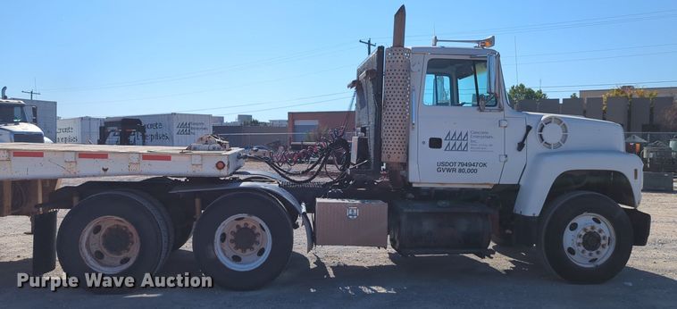image for item LY9351 1997 Ford LT9000  semi truck