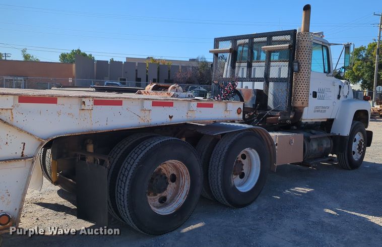 image for item LY9351 1997 Ford LT9000  semi truck