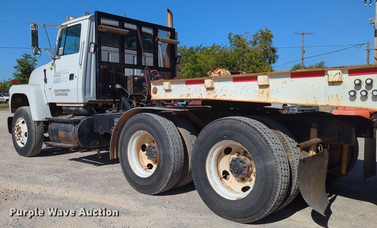 image for item LY9351 1997 Ford LT9000  semi truck