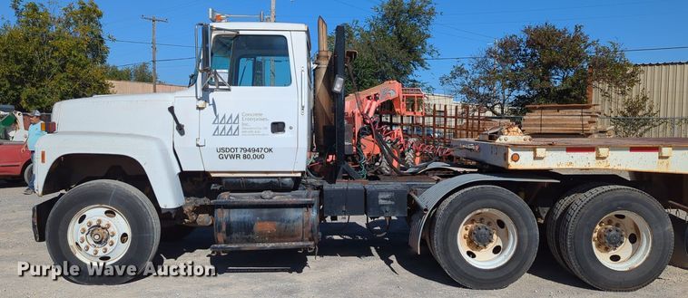 image for item LY9351 1997 Ford LT9000  semi truck