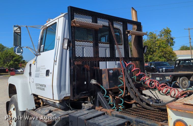 image for item LY9351 1997 Ford LT9000  semi truck