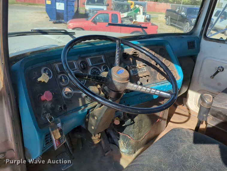 image for item LY9351 1997 Ford LT9000  semi truck