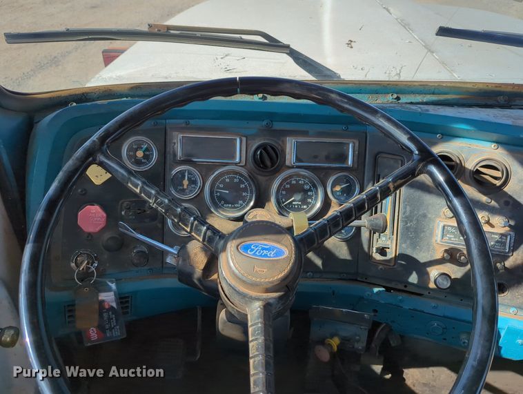 image for item LY9351 1997 Ford LT9000  semi truck