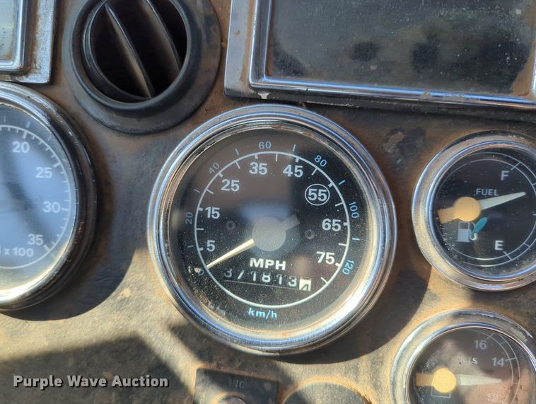 image for item LY9351 1997 Ford LT9000  semi truck