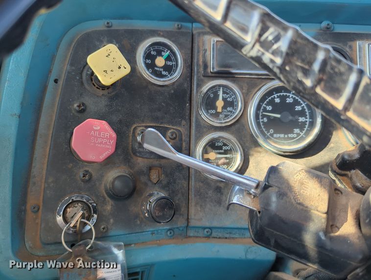 image for item LY9351 1997 Ford LT9000  semi truck