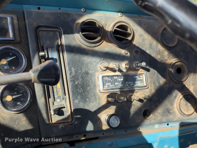 image for item LY9351 1997 Ford LT9000  semi truck