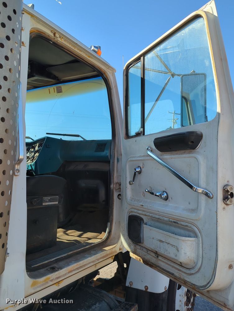 image for item LY9351 1997 Ford LT9000  semi truck