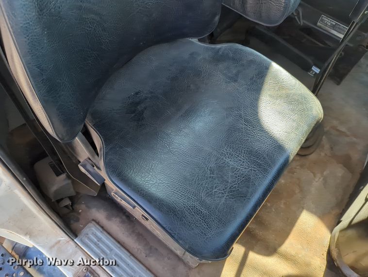 image for item LY9351 1997 Ford LT9000  semi truck