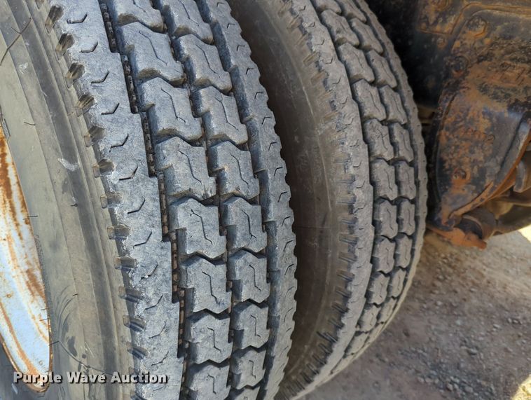 image for item LY9351 1997 Ford LT9000  semi truck