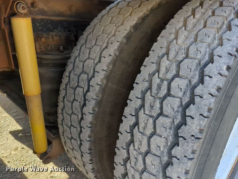 image for item LY9351 1997 Ford LT9000  semi truck