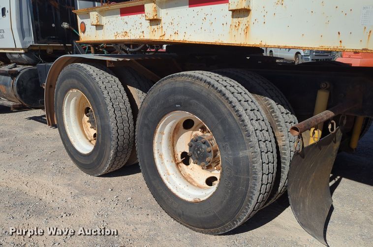 image for item LY9351 1997 Ford LT9000  semi truck