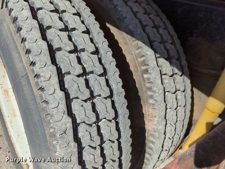 image for item LY9351 1997 Ford LT9000  semi truck