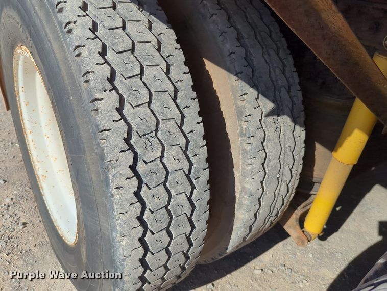 image for item LY9351 1997 Ford LT9000  semi truck