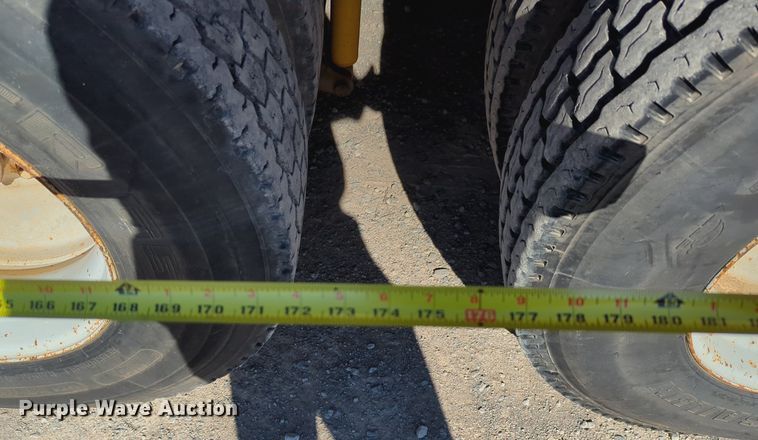 image for item LY9351 1997 Ford LT9000  semi truck