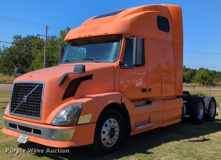 image for item LY9353 2006 Volvo VNL  semi truck