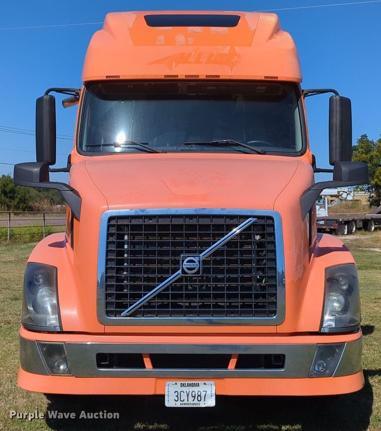 image for item LY9353 2006 Volvo VNL  semi truck