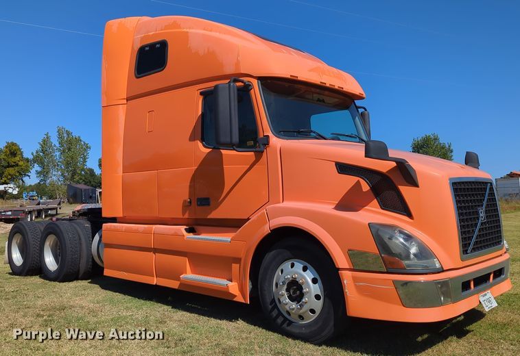 image for item LY9353 2006 Volvo VNL  semi truck