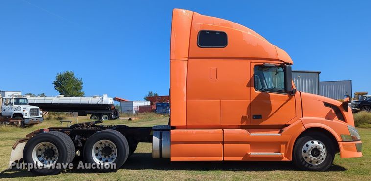image for item LY9353 2006 Volvo VNL  semi truck