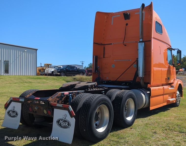 image for item LY9353 2006 Volvo VNL  semi truck