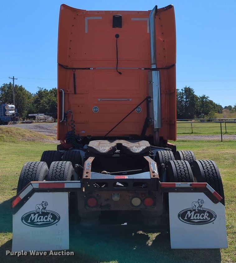 image for item LY9353 2006 Volvo VNL  semi truck