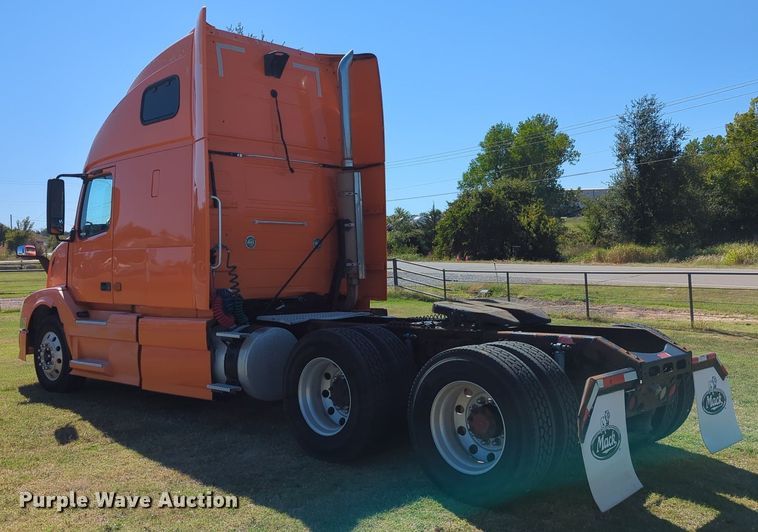 image for item LY9353 2006 Volvo VNL  semi truck