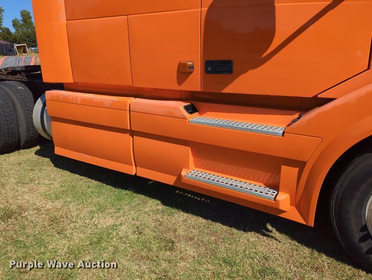 image for item LY9353 2006 Volvo VNL  semi truck