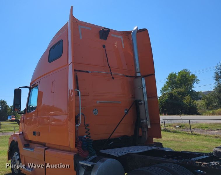 image for item LY9353 2006 Volvo VNL  semi truck